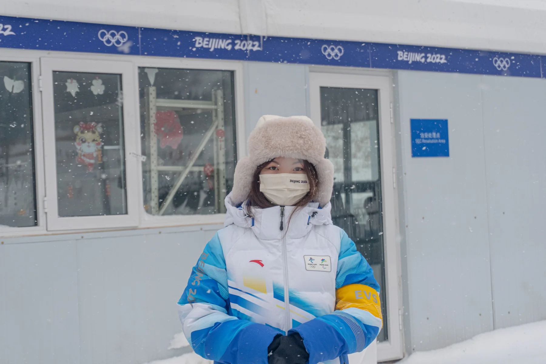 冬奥志愿服务期间，馨月在雪中的留影