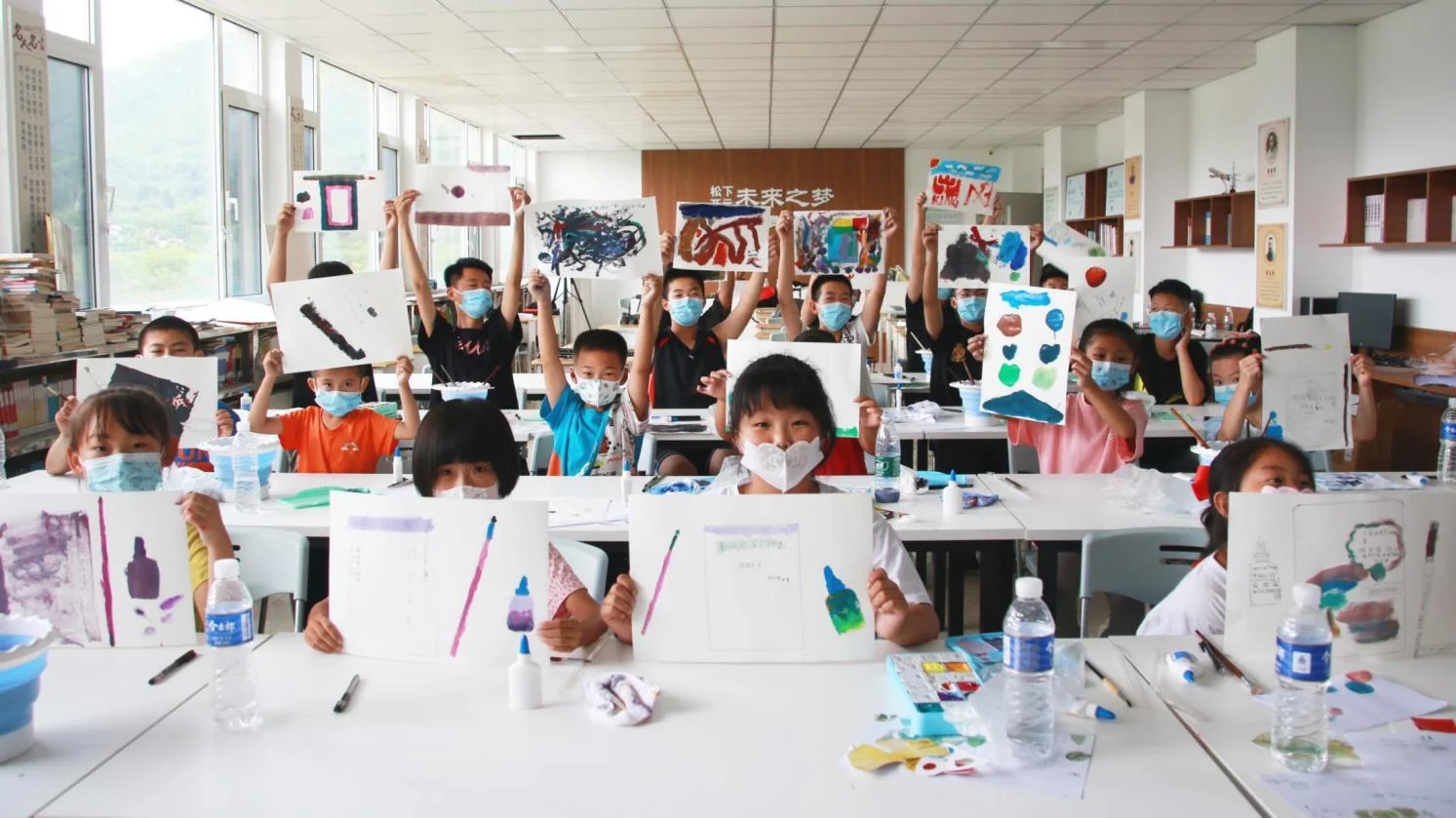 鲁家峪支教活动中，孩子们展示绘画作品